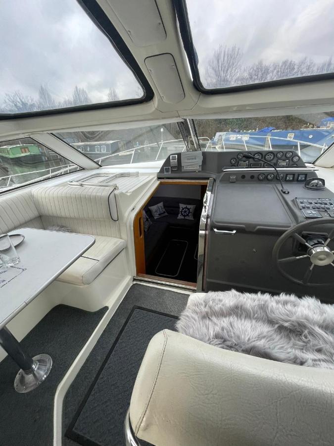 Hotel Luxury Boat à Chertsey Extérieur photo
