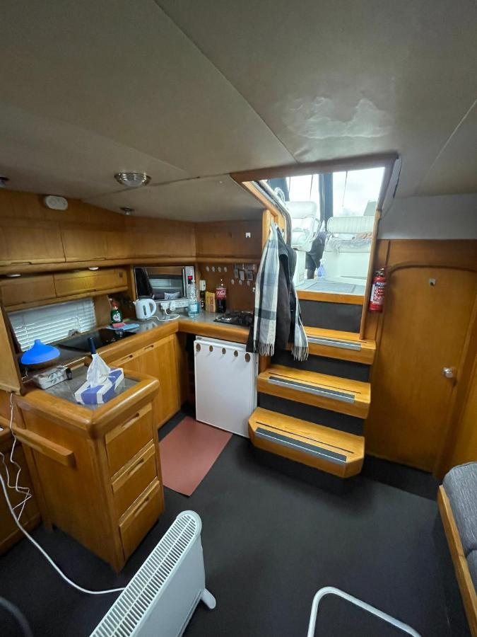 Hotel Luxury Boat à Chertsey Extérieur photo