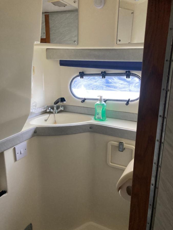 Hotel Luxury Boat à Chertsey Extérieur photo
